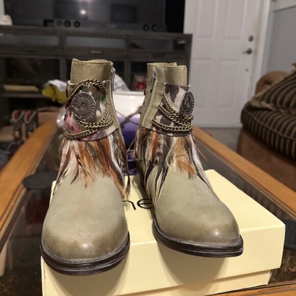 Boots - Picture 4 of 4